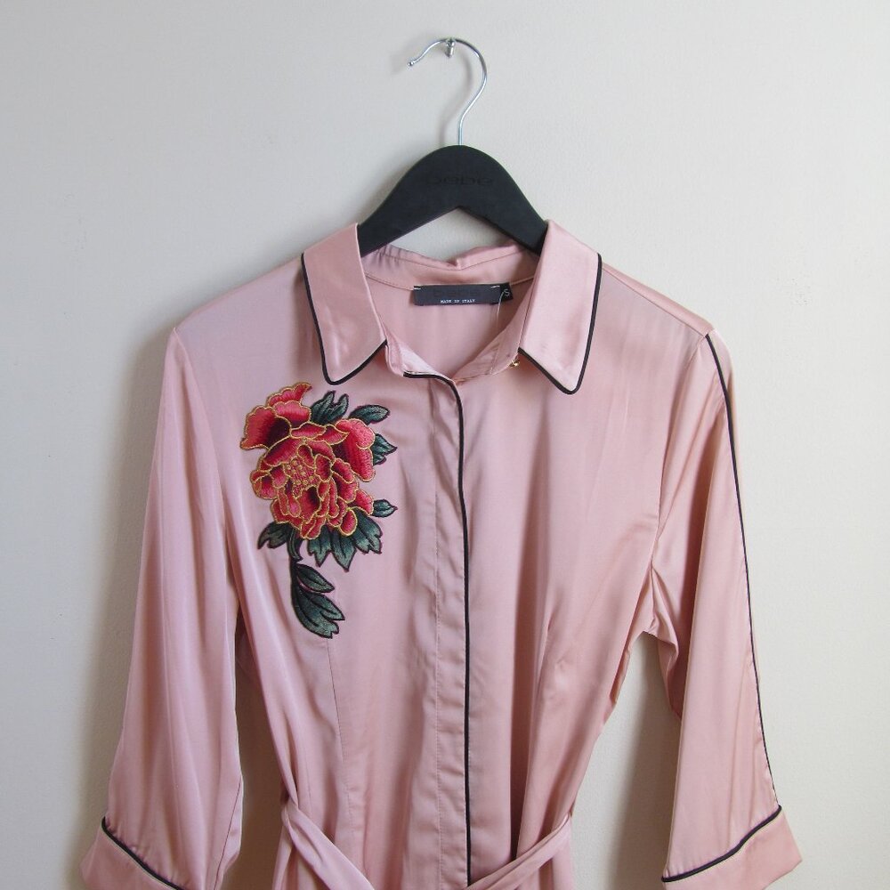NWT bebe Embroidered Satin Shirtdress – Size S